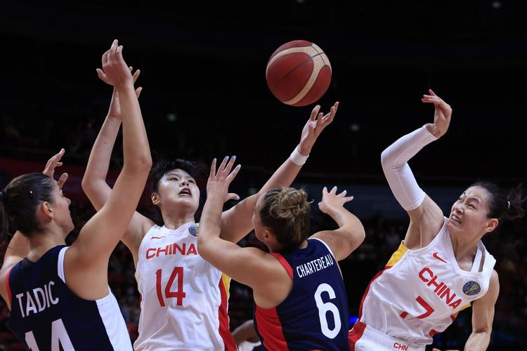 中国女篮战胜法国女篮